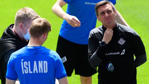Arnar  Vidarsson (r, ), Trainer der Isländer, leitet eine Trainingseinheit teil