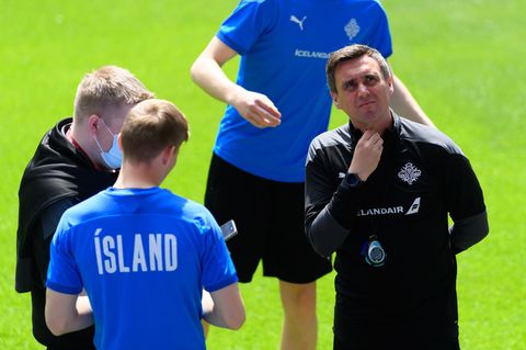 Arnar  Vidarsson (r, ), Trainer der Isländer, leitet eine Trainingseinheit teil