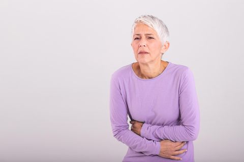 Frau mit Bauchschmerzen