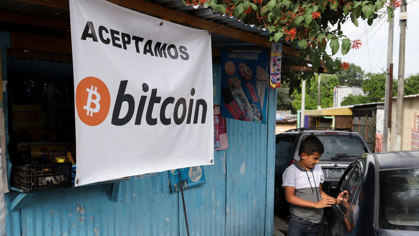 El Salvador setzt auf Bitcoin als Staats-Währung: Der holprige Start in die  Zukunft | STERN.de