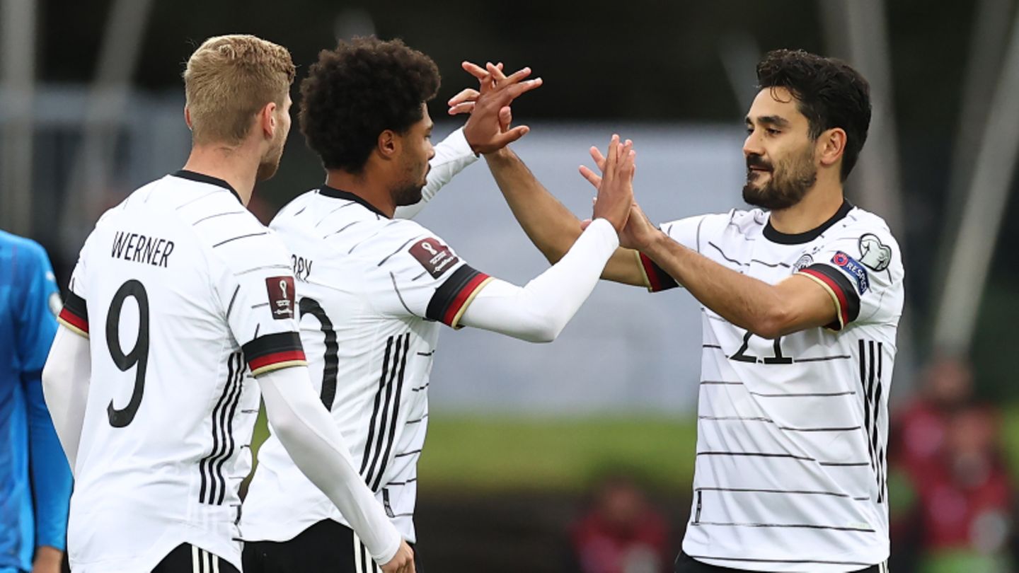 Goalscorer Serge Gnabry (M) rejoices with Timo Werner (l) and lkay Gundogan over the 0:1 against Iceland in the World Cup qualifier