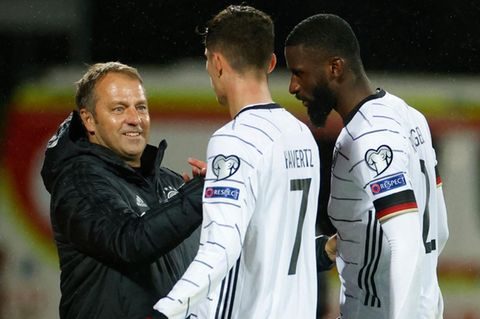 Hansi Flick klatscht Kai Havertz und Antonio Rüdiger nach dem Spiel gegen Island ab, die Rückreise wurde dann etwas umständlich