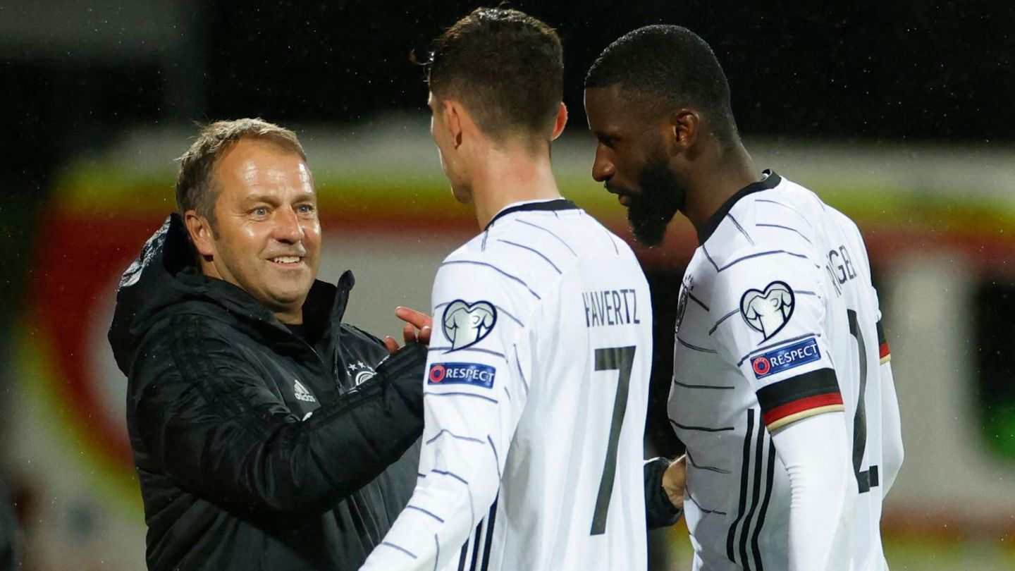 Hansi Flick klatscht Kai Havertz und Antonio Rüdiger nach dem Spiel gegen Island ab, die Rückreise wurde dann etwas umständlich Hansi Flick klatscht Kai Havertz und Antonio Rüdiger nach dem Spiel gegen Island ab, die Rückreise wurde dann etwas umständlich
