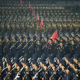 Parade von schwarzuniformierten Soldaten