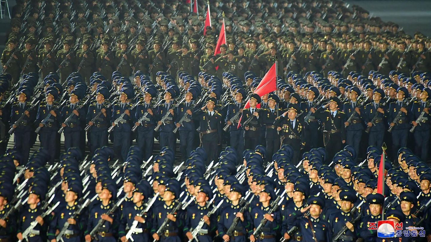 Parade von schwarzuniformierten Soldaten