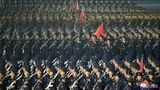 Parade von schwarzuniformierten Soldaten