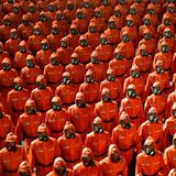 Parade von Soldaten in Rot