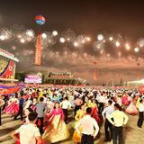 Paare tanzen auf dem Kim Il Sung-Platz