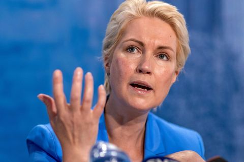 Manuela Schwesig (SPD),  hier im Juni bei einer Pressekonferenz mit dem Koalitionspartner CDU zur Bilanz ihrer Regierung. Die kann sich offenbar sehen lassen, legt zumindest die jüngste Wahlumfrage nahe.