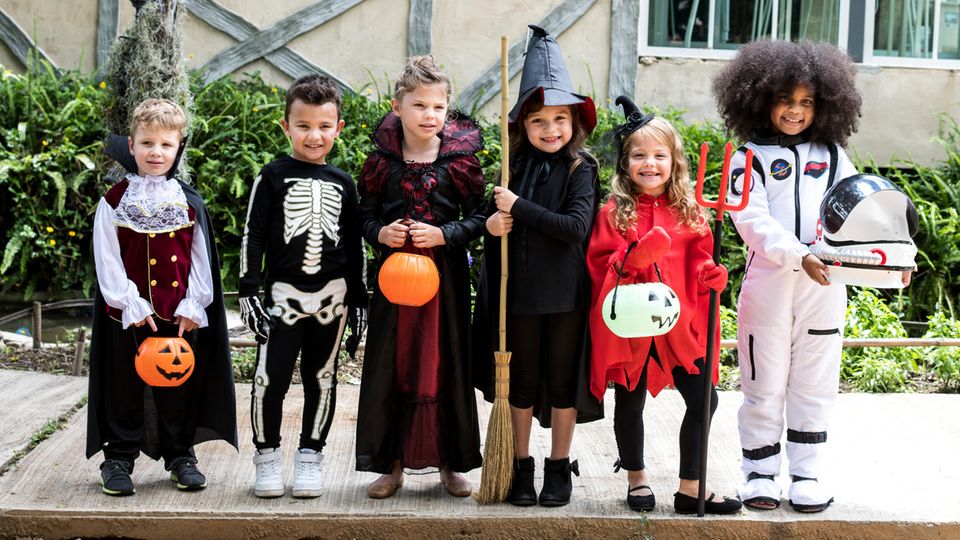 Diverse Kinder in Halloween-Kostümen
