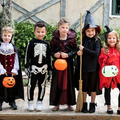 Diverse Kinder in Halloween-Kostümen