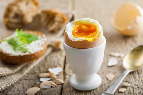 Ein gekochtes Ei auf einem Frühstückstisch