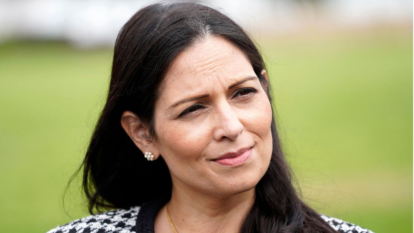 Priti Patel im Gespräch