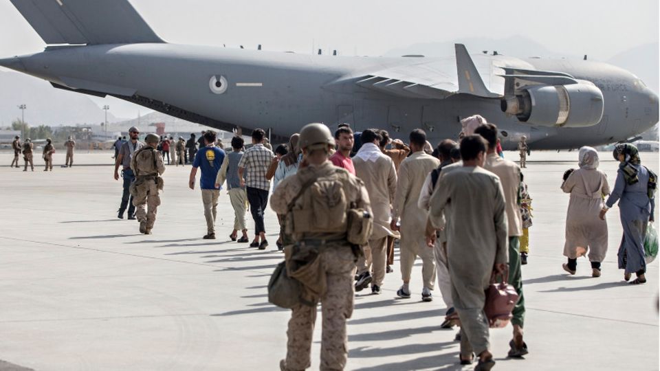 US-Soldaten begleiten Familien Ende August am Flughafen Kabul zu einem der letzten Evakuierungsflüge
