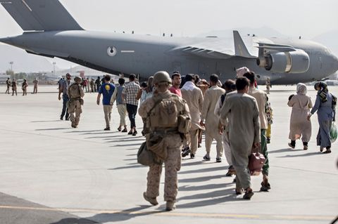 US-Soldaten begleiten Familien Ende August am Flughafen Kabul zu einem der letzten Evakuierungsflüge