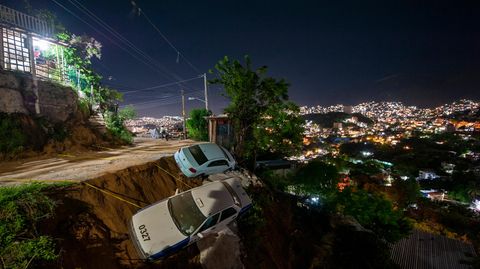 Zwei Autos sind bei dem Erdbeben in Mexiko nahe Acapulco fast einen Abhang hinuntergestürzt