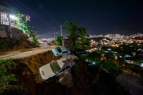Zwei Autos sind bei dem Erdbeben in Mexiko nahe Acapulco fast einen Abhang hinuntergestürzt