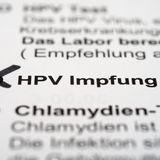 Test auf humane Papillomaviren (HPV-Test)  Abstrich vom Muttermund wie beim Pap-Test, im Labor werden die Schleimhautzellen auf das Erbgut bestimmter humaner Papillomaviren untersucht, die Warzen und Gebärmutterhalskrebs fördern.  Für wen angeboten?   Für Frauen ab 20 Jahren.  Kosten: Circa 50 bis 60 Euro.  Bewertung: Der Test gibt sehr genaue erste Hinweise auf Veränderungen der Schleimhaut, was für die Krebsfrüherkennung von Vorteil sein könnte. Da er jedoch oft bei HPV-Infektionen anschlägt, die harmlos sind und wieder verschwinden, empfehlen ihn Fachleute noch nicht als Routineuntersuchung. Mit einem verdächtigen Ergebnis muss man leben, da sich die Virusinfektion nicht behandeln lässt. Wahrscheinlich wenig sinnvoll bei Frauen unter 30 Jahren, die häufig nur vorübergehend infiziert sind.  Was folgt, wenn der Arzt etwas findet?  Wiederholung des Tests, Kolposkopie, eventuell Biopsie.
