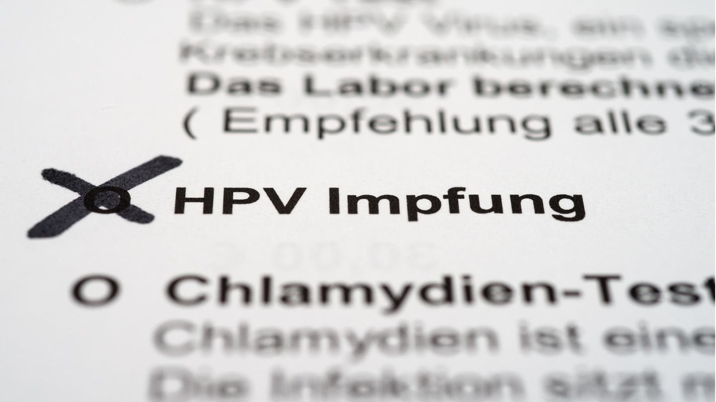 Brustkrebs, Chlamydien, HPV: Test auf humane Papillomaviren (HPV-Test) Abstrich vom Muttermund wie beim Pap-Test, im Labor werden die Schleimhautzellen auf das Erbgut bestimmter humaner Papillomaviren untersucht, die Warzen und Gebärmutterhalskrebs fördern. Für wen angeboten? Für Frauen ab 20 Jahren. Kosten: Circa 50 bis 60 Euro. Bewertung: Der Test gibt sehr genaue erste Hinweise auf Veränderungen der Schleimhaut, was für die Krebsfrüherkennung von Vorteil sein könnte. Da er jedoch oft bei HPV-Infektionen anschlägt, die harmlos sind und wieder verschwinden, empfehlen ihn Fachleute noch nicht als Routineuntersuchung. Mit einem verdächtigen Ergebnis muss man leben, da sich die Virusinfektion nicht behandeln lässt. Wahrscheinlich wenig sinnvoll bei Frauen unter 30 Jahren, die häufig nur vorübergehend infiziert sind. Was folgt, wenn der Arzt etwas findet? Wiederholung des Tests, Kolposkopie, eventuell Biopsie. Test auf humane Papillomaviren (HPV-Test) Abstrich vom Muttermund wie beim Pap-Test, im Labor werden die Schleimhautzellen auf das Erbgut bestimmter humaner Papillomaviren untersucht, die Warzen und Gebärmutterhalskrebs fördern. Für wen angeboten? Für Frauen ab 20 Jahren. Kosten: Circa 50 bis 60 Euro. Bewertung: Der Test gibt sehr genaue erste Hinweise auf Veränderungen der Schleimhaut, was für die Krebsfrüherkennung von Vorteil sein könnte. Da er jedoch oft bei HPV-Infektionen anschlägt, die harmlos sind und wieder verschwinden, empfehlen ihn Fachleute noch nicht als Routineuntersuchung. Mit einem verdächtigen Ergebnis muss man leben, da sich die Virusinfektion nicht behandeln lässt. Wahrscheinlich wenig sinnvoll bei Frauen unter 30 Jahren, die häufig nur vorübergehend infiziert sind. Was folgt, wenn der Arzt etwas findet? Wiederholung des Tests, Kolposkopie, eventuell Biopsie.