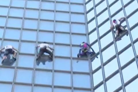 Kritik an Corona-Maßnahmen in Frankreich: Spektakulärer Protest: Vier Freeclimber klettern ungesichert auf 187 Meter Höhe