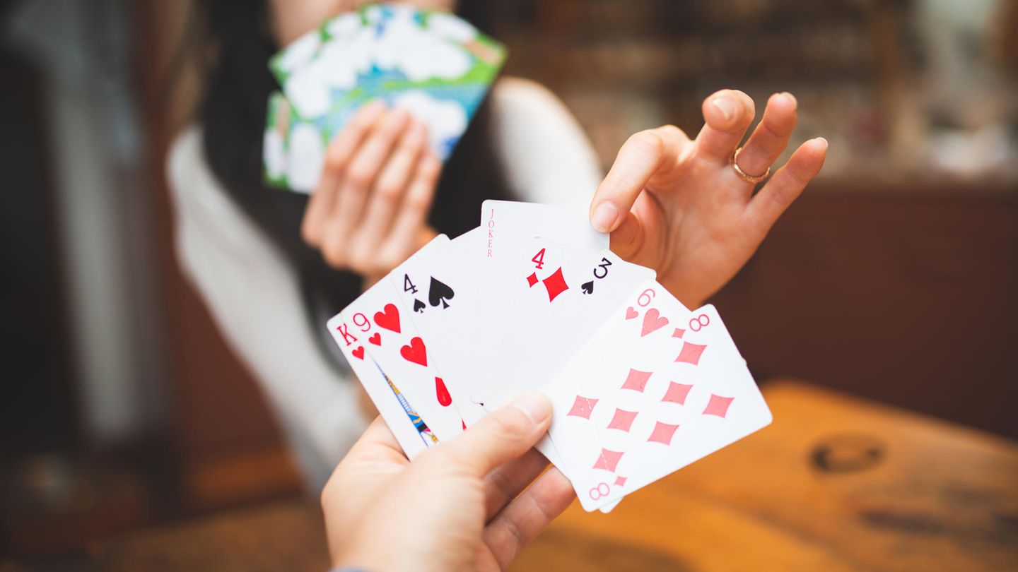 Kartenspiele zu zweit: Wenn die Runde kleiner ist, braucht es spannende Spiele mit Karten für zwei Spieler:innen