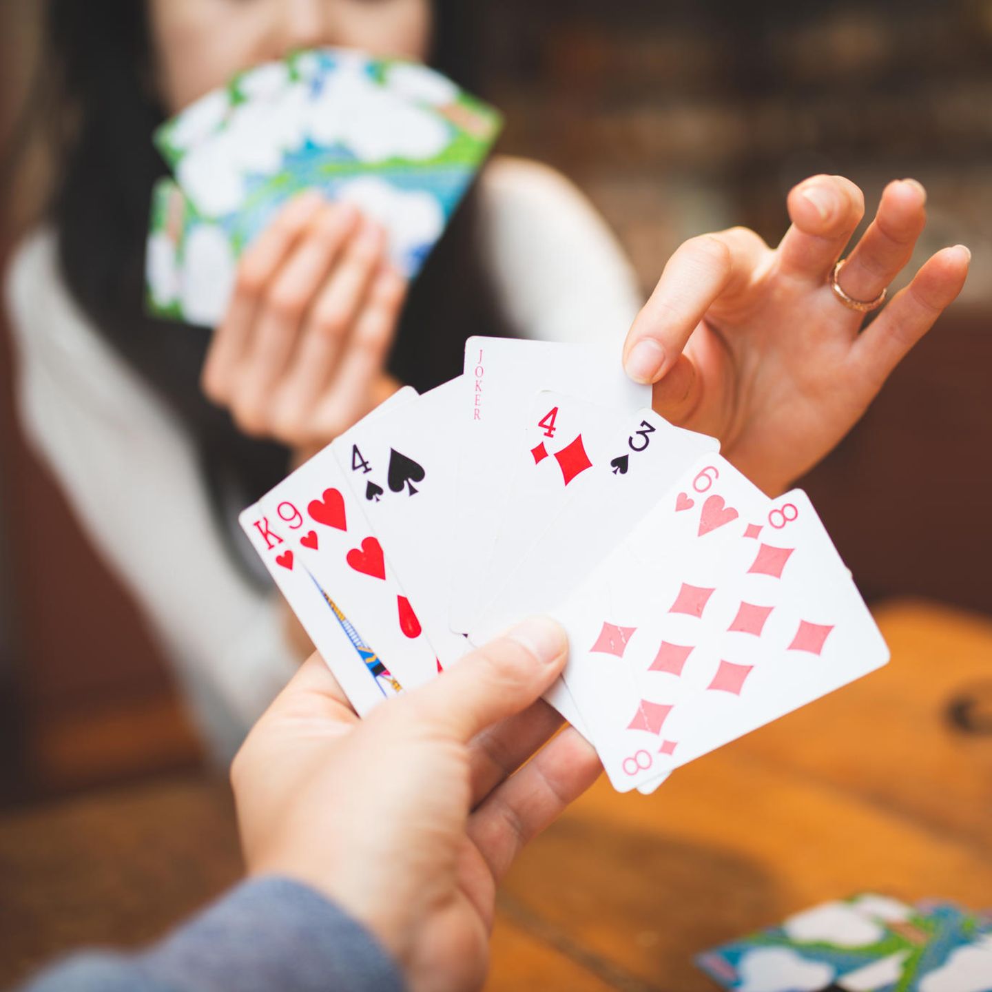 Kartenspiele zu zweit: Wenn die Runde kleiner ist, braucht es spannende Spiele mit Karten für zwei Spieler:innen