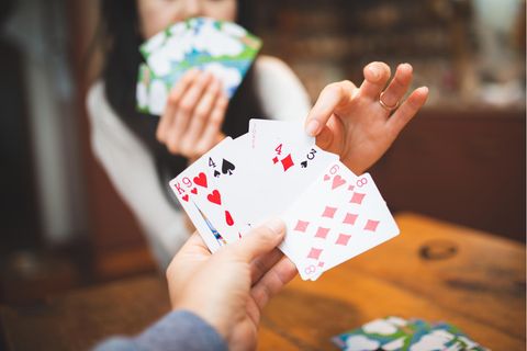 Kartenspiele zu zweit: Wenn die Runde kleiner ist, braucht es spannende Spiele mit Karten für zwei Spieler:innen