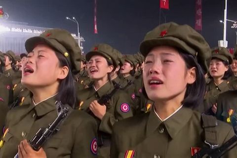 Gewaltige Show: Nordkorea feiert seinen Geburtstag mit Militärparade – und dicken Krokodilstränen