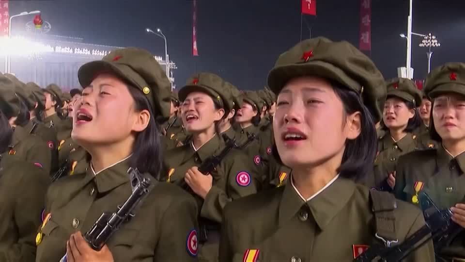 Gewaltige Show: Nordkorea feiert seinen Geburtstag mit Militärparade – und dicken Krokodilstränen Gewaltige Show: Nordkorea feiert seinen Geburtstag mit Militärparade – und dicken Krokodilstränen