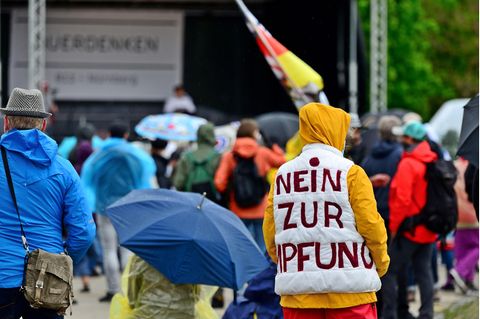 Ein Impfgegner auf einer Veranstaltung der Querdenker in Nürnberg