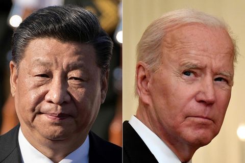 Links schaut ein asiatischer Mann mit schwarzem Seitenscheitel ernst, rechte schaut ein weißer Mann mit weißen Haaren skeptisch