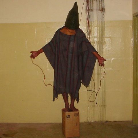 Gefangener wird in Abu Ghraib gefoltert