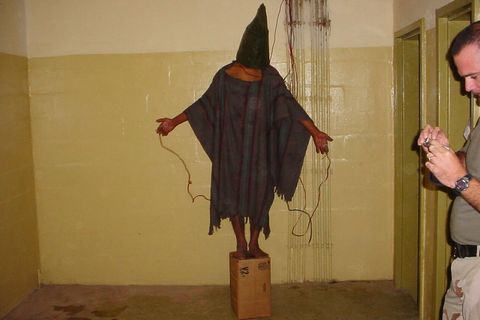 Gefangener wird in Abu Ghraib gefoltert