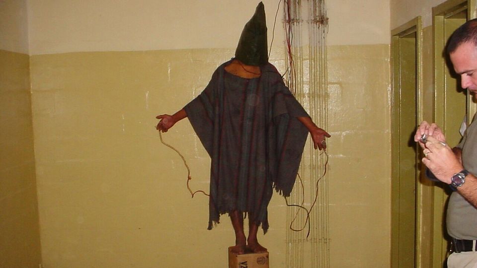 Gefangener wird in Abu Ghraib gefoltert