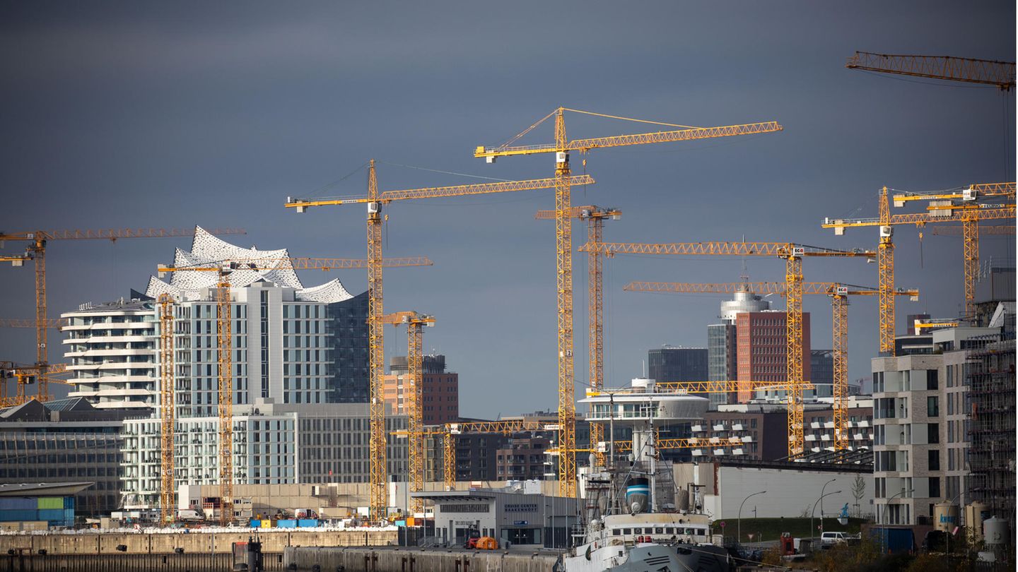 Baukräne stehen an verschiedenen Baustellen am Bakenhafen und im Überseequartier in der Hafencity
