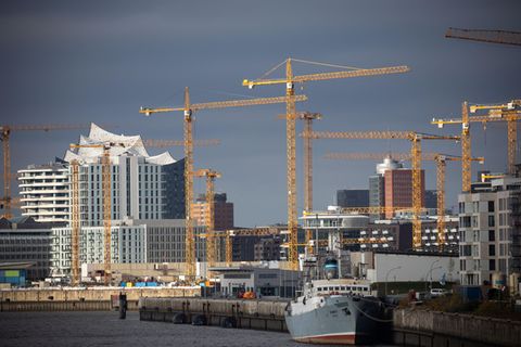 Baukräne stehen an verschiedenen Baustellen am Bakenhafen und im Überseequartier in der Hafencity