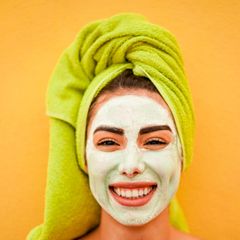 Eine Frau trägt eine grüne Gesichtsmaske