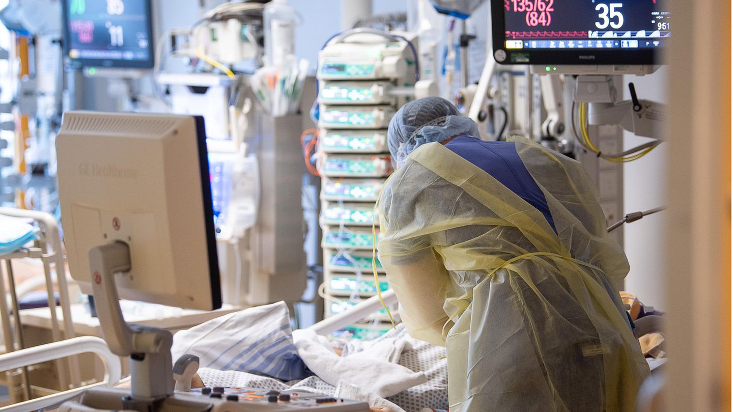 Ein Intensivpfleger arbeitet auf einer Intensivstation des RKH Klinikum Ludwigsburg an einem Covid-19-Patient