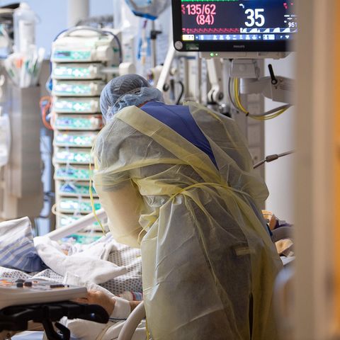 Ein Intensivpfleger arbeitet auf einer Intensivstation des RKH Klinikum Ludwigsburg an einem Covid-19-Patient