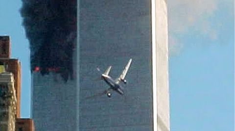 Ein Flugzeug fliegt ins World Trade Center