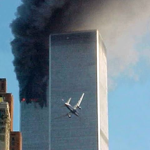 Ein Flugzeug fliegt ins World Trade Center