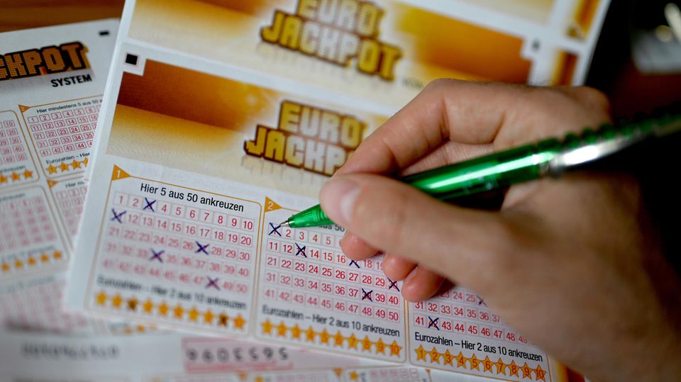 49 Millionen Euro aus dem Eurojackpot gehen nach Bayern Eine Hand füllt Kästchen für den Eurojackpot aus