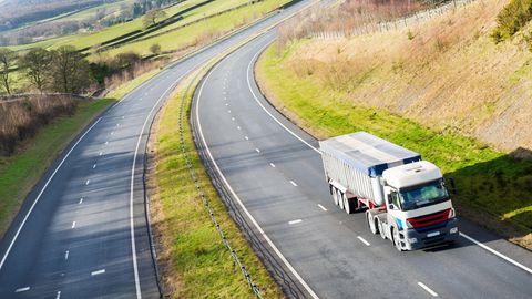 Trucker allein auf weiter Flur. "Das schlechte Image treibt die Fahrer um. Wir brauchen eine neue Wahrnehmung des Berufs", heißt es Logistik-Bundesverband.