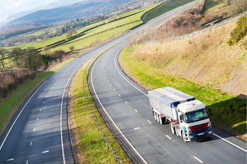 Trucker allein auf weiter Flur. "Das schlechte Image treibt die Fahrer um. Wir brauchen eine neue Wahrnehmung des Berufs", heißt es Logistik-Bundesverband.