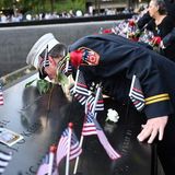 Angehöriger küsst Memorial