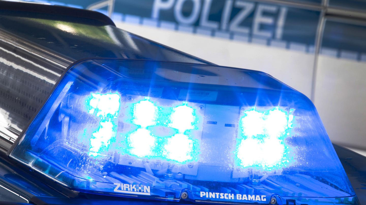 Das Blaulicht eines Polizeiautos