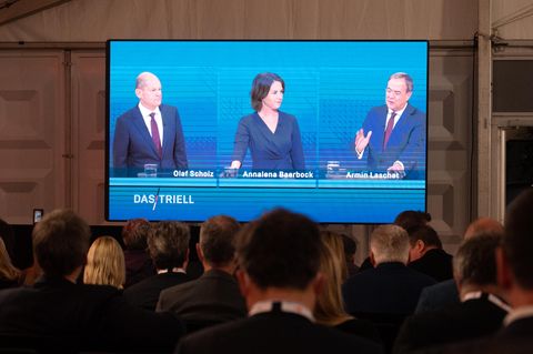 Kanzlerkandidat Olaf Scholz (SPD, l.), Kanzlerkandidatin Annalena Baerbock (Bündnis90/Die Grünen) und Kanzlerkandidat Armin Laschet (CDU) während des Triells auf einem Bildschirm in Berlin.