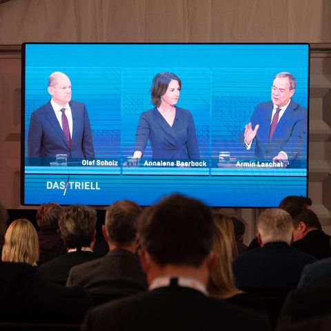 Kanzlerkandidat Olaf Scholz (SPD, l.), Kanzlerkandidatin Annalena Baerbock (Bündnis90/Die Grünen) und Kanzlerkandidat Armin Laschet (CDU) während des Triells auf einem Bildschirm in Berlin.