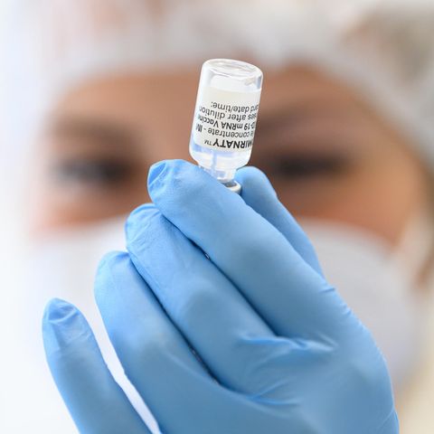 Booster-Impfung Corona-Infektion: Eine Spritze mit Impfstoff gegen das Coronavirus wird vorbereitet