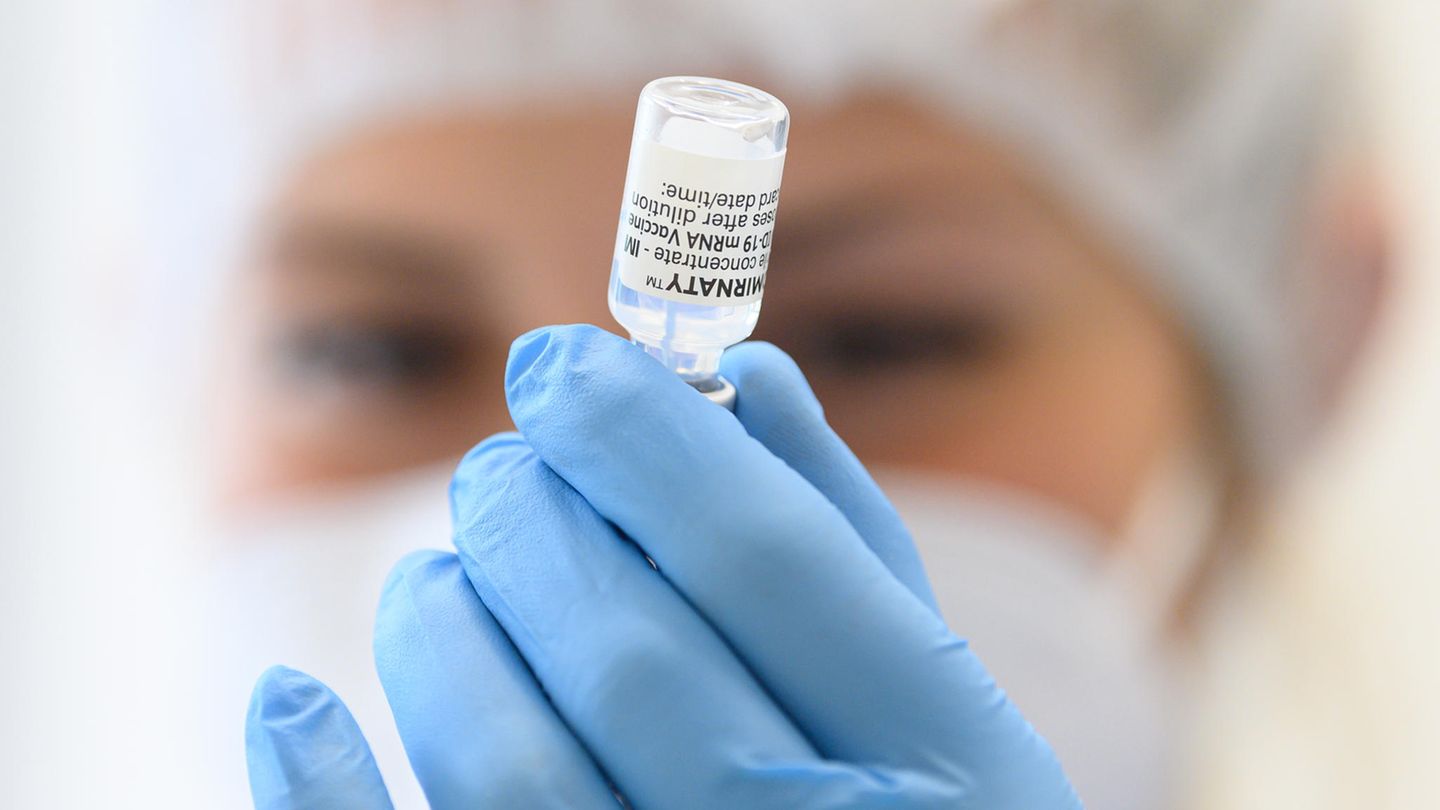 Booster-Impfung Corona-Infektion: Eine Spritze mit Impfstoff gegen das Coronavirus wird vorbereitet